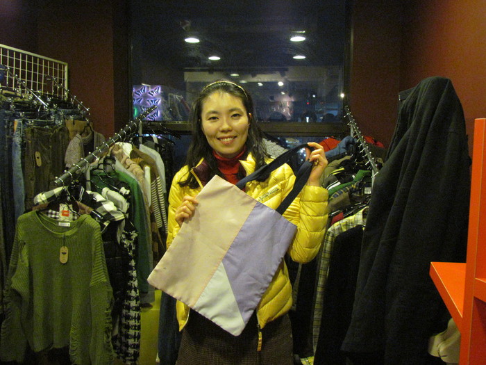 현수막 업사이클링 사회적기업 터치포굿 박미현 대표가 에코백을 들어 보이고 있다.    