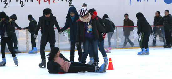 넘어졌지만 즐거워 하는 학생들 &copy;  김아름내
