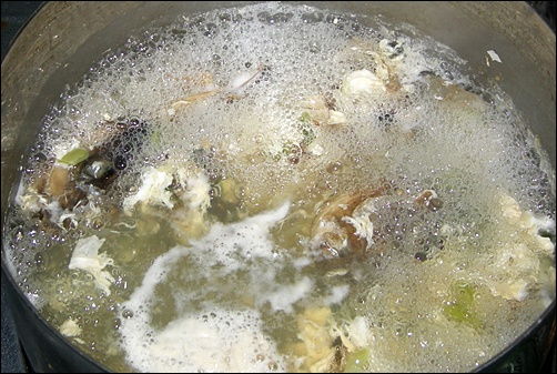  펄펄 끓는 북엇국. 다시 봐도 침이 꼴깍 넘어간다.     &copy; 조종안