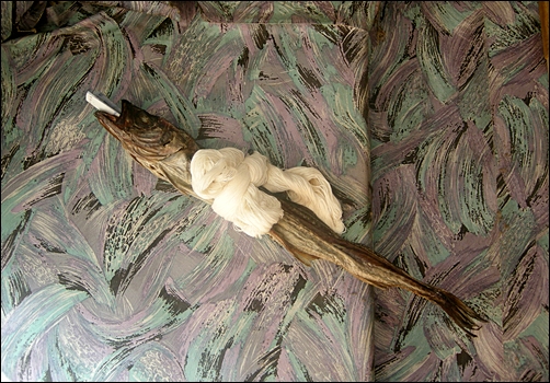 군산의 어느 식당 벽에 걸린 마른 명태와 실타래.     &copy; 조종안