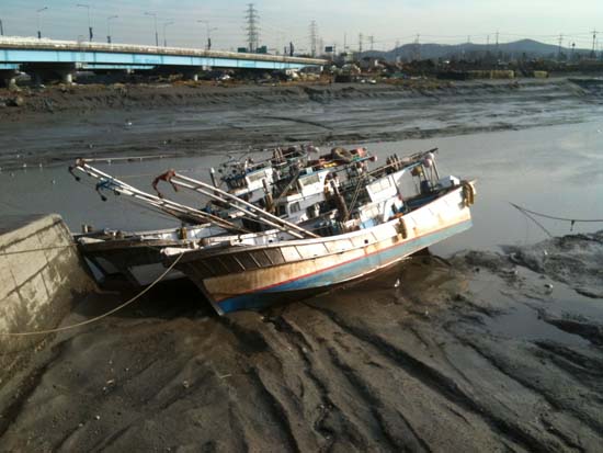 소래포구 선적 어선들이 물이 한껏 빠진 틈을 타 갯벌에 그 몸을 뉘어놓고 한가한 한때를 보내고 있었다. &copy; 추광규