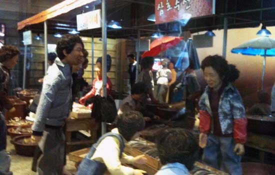 흥정에 열중하고 있는 모습을 세밀하게 표현해 놓아, 당시 시대상을 생생하게 느낄 수 있게끔 해 놓고 있었다.  ⓒ 추광규    