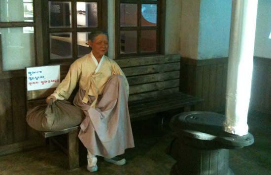 밀랍인형 등으로 재현해 놓은 소래역 내부 모습  ⓒ 추광규    