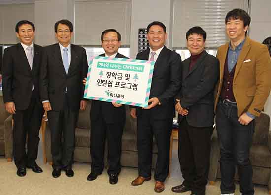 하나은행 김종준 행장(왼쪽에서 세번째),제작사인 (주)대길공영 김구회 회장(왼쪽에서 네번째), 윤학렬 감독(오른쪽에서 두번째), 개그맨 오지헌(맨 오른쪽)