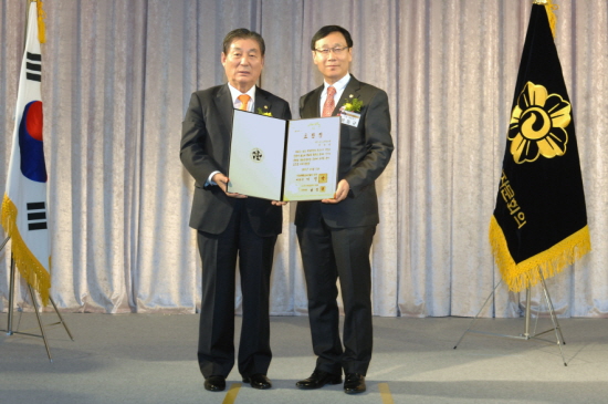  대통령 표창을 수상한 윤동규 영등포구의회 의원