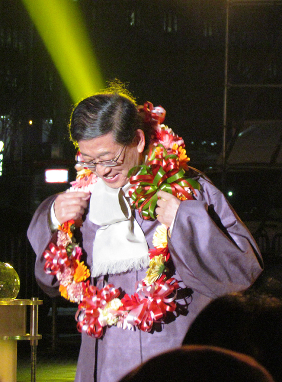 ▲  꽃 목걸이를 걸고 미소짓는 김황식 국무총리   &copy; 김아름내  