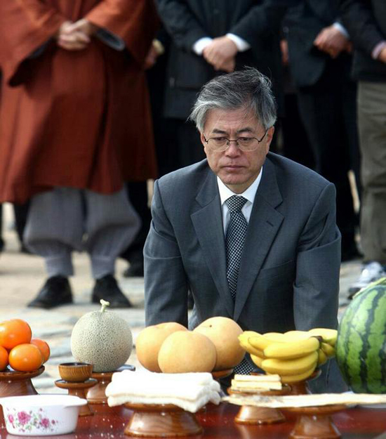 눈물흘리는 문재인 트위터 사진 캡쳐     &copy; 편집부