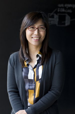 ▲소설가 정지아. 1965년 전남 구례에서 출생했다. 중앙대학교 대학원 문예창작학과에서 박사과정을 마쳤다. 1990년 장편소설 《빨치산의 딸》을 발표하며 작품활동을 시작했다. 1996년 조선일보 신춘문예에 단편소설 〈고욤나무〉가 당선됐고, 2004년 소설집 《행복》, 2008년《봄빛》을 출간했다. 2006년 단편소설〈풍경〉으로 이효석문학상을, 2008년 문화예술위원회 선정 올해의 소설상을, 2009년 소설집 〈봄빛〉으로 한무숙문학상을 수상했다. 현재 중앙대학교 문예창작학과 전공전담교수로 출강하고 있다.     &copy;민음사 제공 