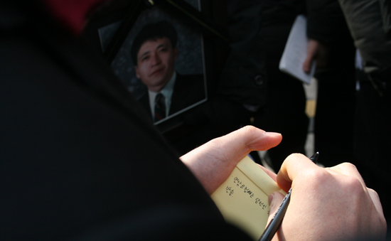 ▲  관계자가 나와 박당선인에 전할 요청을 메모하고 있다.   ⓒ 김아름내