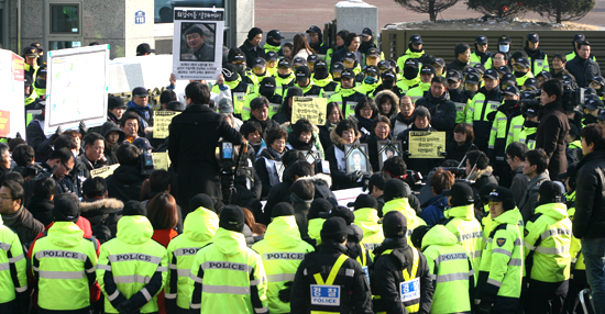 ▲  경찰들이 유가족과 용산참사진상규명위원회 및 취재진을 둘러싸고 있다.   ⓒ 김아름내 