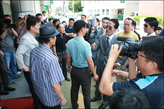  지난해 7월 여성도서관 앞에서 퍼포먼스를 펼친 데 이어 남성연대는 도서관 진입을 시도하기도 했다. 당시 성재기 남성연대 대표가 남성들에게도 출입증을 발부해 달라며 자신의 주민등록증을 내밀고 도서관 내부로 들어가려고 하자 경찰이 막아서고 있다.  ⓒ 추광규   