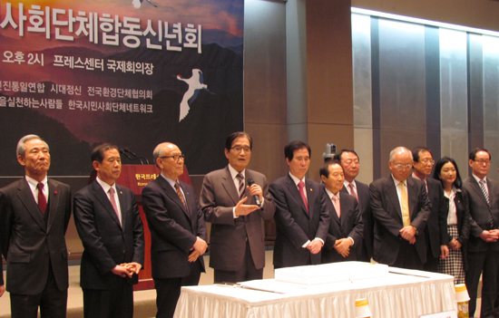 ▲ 이기택 전 민주당 총재가 인사를 전했다.  &copy;  김아름내