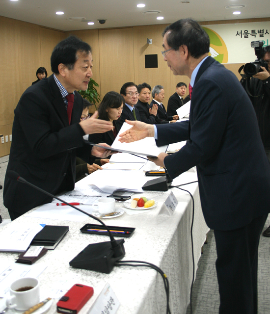 ▲   위촉장을 건네며 한봉수 새사회 네트워크 기획단장과 악수하는 박원순 서울 시장(오른쪽)  &copy; 김아름내