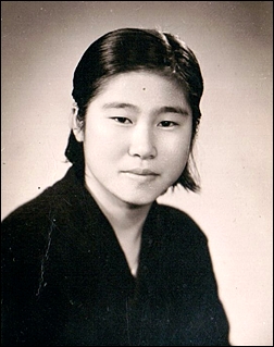 ▲ 스무 살 되던 해 어느 날 목욕탕에 다녀오다 사진관에서 찍은 사진.     &copy; 조종안