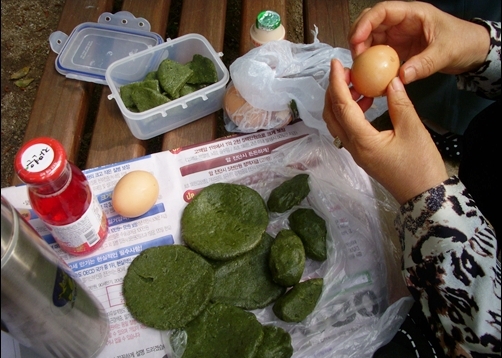 ▲ 막내 누님이 몸에 좋다며 찐 달걀을 권하고 있다.     &copy; 조종안