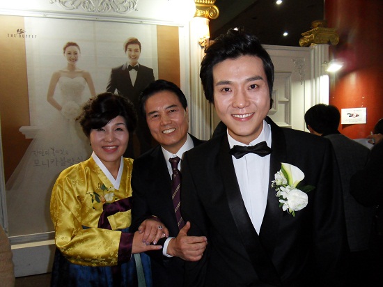 신랑 이동윤과 부모님