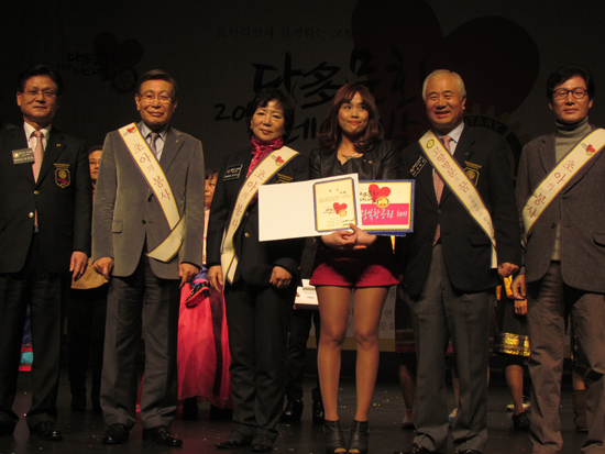 ▲  (왼쪽 두번째부터) 최병설 로타리 전 총재, 이효정 로타리 다문화 위원장, 대상 수상자 미셸씨, 홍기호 로타리 총재  &copy; 김아름내