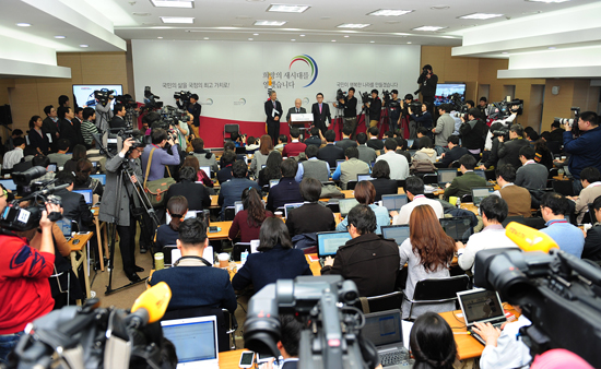 ▲김용준 인수위원장이 15일 서울 종로구 삼청동 한국금융연수원 내 대통령직 인수위원회에서 정부조직개편에 대해 발표를 하고 있다  