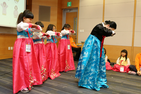 ▲   ‘인성리더십’ 캠프, 인사예절과 다도예절을 시간. 교원그룹은 이 날 캠프 참가자 120명에게 한복을 지급했다. 