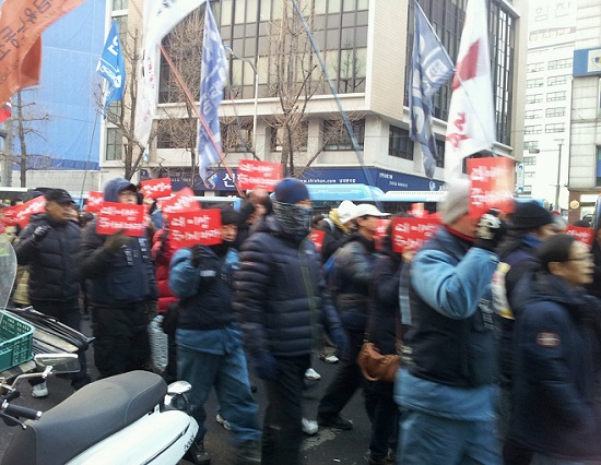 비상시국대회를 마치고 서울광장 방향으로 행진하는 민주노총 회원들