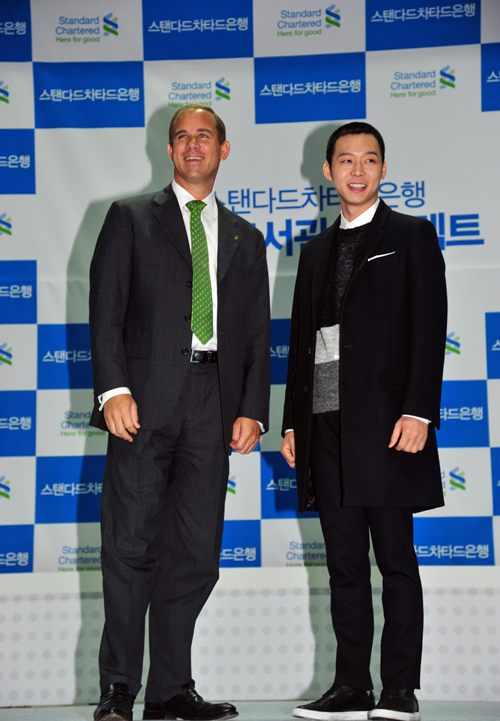 ▲ 리차드 힐(Richard Hill) 한국스탠다드차타드금융그룹 회장 과 홍보대사 박유천