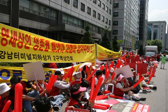 ▲서울시내 지하상가 운영과 관련해 서울시와 지하상가 상인들의 갈등은 그 뿌리가 깊다. 특히 지하도상가가 방공호 개념으로 지어진후 일정기한이 지나면서 현재 소유권은 서울시에 있지만 수익성 제고를 위해 시설관리공단에서 민간업체와 관리 위탁을 맡기면서 갈등이 본격화 된바 있다. 이미지는 지난 2008년 서울시의 민간 위탁 방침에 반대하면서 시위를 펼치고 있는 서울시내 지하도상가 상인들      &copy; 편집부