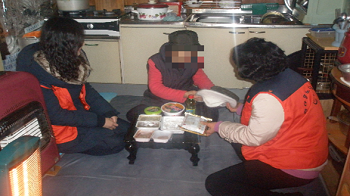 식사배달을 이용하는 어르신 모습