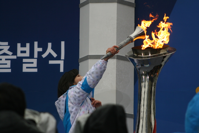 ▲  성화 점화식하는 나경원 스페셜올림픽 조직위원 회장   &copy; 김아름내 