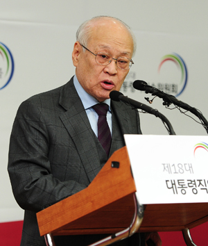 ▲ 김용준 인수위원장이 21일 서울 삼청동 한국금융연수원 내 대통령직인수위원회에서 청와대 비서실 개편안에 대해 발표을 하고 있다     &copy; 인수위원회 홈페이지 