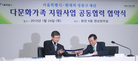 ▲  현대차 정몽구 재단 유영학 이사장과 박원순 서울 시장이 서명이 담긴 협약서를 교환하고 있다.    &copy; 김아름내