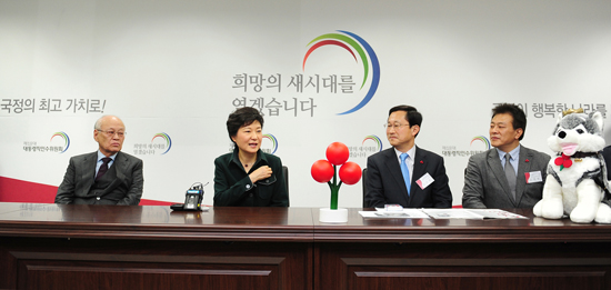 ▲박근혜 대통령 당선인이 23일 오후 서울 삼청동 인수위에서 사회복지공동모금회에 성금을 전달한 뒤 김주현 사회복지공동모금회 사무총장과 이야기를 나누고 있다.      &copy; 대통령 인수위원회 