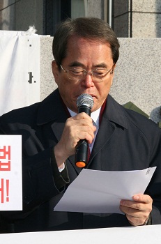 기자회견문을 낭독하는 이제훈 상임대표(사진제공-한국자원봉사협의회)