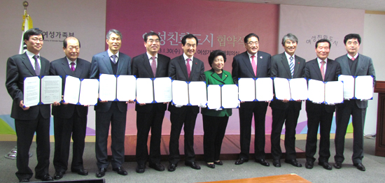 ▲  (왼쪽부터) 고홍석 서울특별시 서대문 부구청장, 박홍섭 서울특별시 마포구청장, 이진훈 대구광역시 수성구청장, 양기대 경기도 광명시장, 안병용 의정부시장,김금래 여성가족부 장관, 최명현 충청북도 제천시장, 박선규 강원도 영월군수, 이위준 부산광역시 연제구청장, 경상북도 포항 정병윤 부시장   &copy;  김아름내