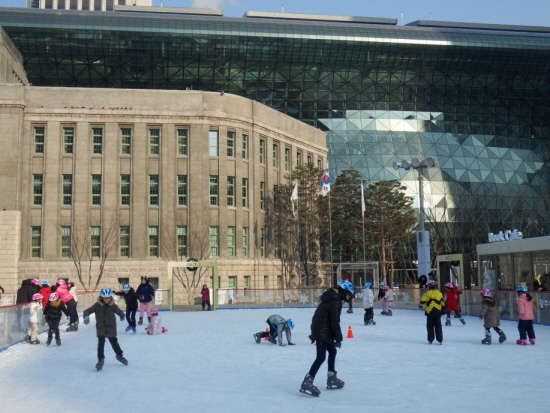 방학을 맞아 스케이트장을 찾은 학생들