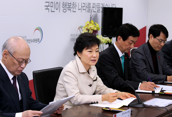 박근혜 대통령 당선인이 30일 오후 서울 종로구 삼청동 대통령직 인수위원회에서 열린 정무분과 국정과제 토론에 참석해 모두발언을 하고 있다.     &copy; 인수위원회