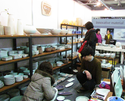 ▲  아름다운 우리 도자기 아우도에서 도자기 구경중인 관람객    &copy; 김아름내