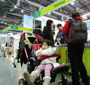 ▲   아기와 함께 관람온 주부   &copy; 김아름내