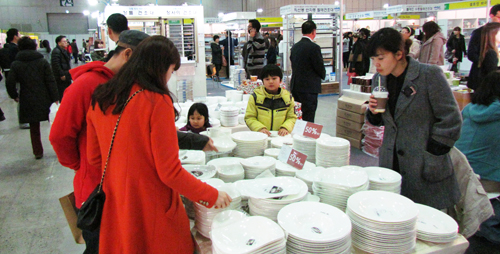 ▲  최대 50% 할인 중인 그릇을 보고있는 관람객   &copy;  김아름내