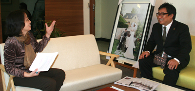 ▲ 발행인과  B.Company 배우원 대표