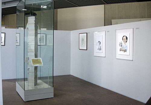 ▲ 어른 키 높이의 <태백산맥> 육필원고와 조정래 캐리커처     &copy; 조종안