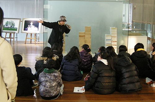 ▲ 옹석벽화에 대해 설명하는 허경림 문화관광해설사     &copy; 조종안