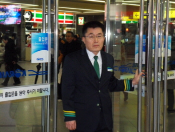 동부광장을 둘러보고 역사로 들어오는 김종훈 역장