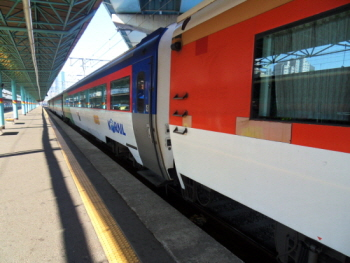 영등포역에서 승객을 하차시킨 후 출발하는 열차