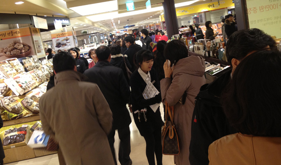 ▲  점심이 조금 넘은 시간이었음에도 사람들이 많았다.    &copy; 김아름내