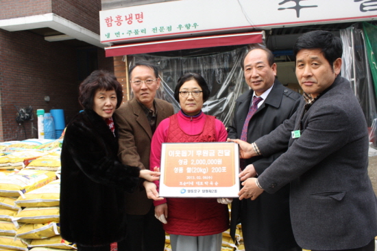 어려운 이웃돕기 위한 쌀 전달(양평동 또순이네 박옥순 대표 가운데)