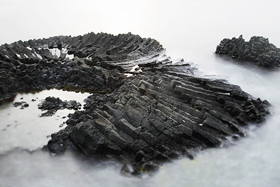 ▲ 바다에 피어난 부채꼴 주살절리     &copy; 박희만