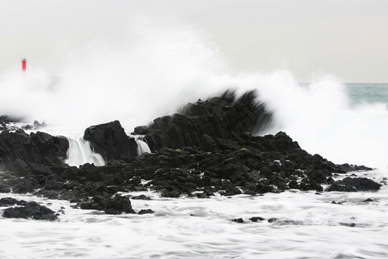 ▲ 등대와 주사절리 그리고 파도     &copy;박희만 