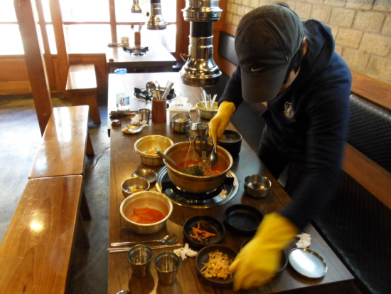 잔반을 한곳에 모으는 이광호 사장(이 사진은 사전 동의 없이 촬영된 것이며 양해를 구해 싣습니다)