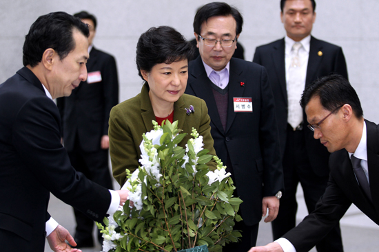 ▲박근혜 대통령 당선인이 6일 서울 효창동 백범기념관에서 열린 새누리당 국회의원 당협위원장 연석회의 참석에 앞서 김구 선생 동상에 헌화하고 있다.      