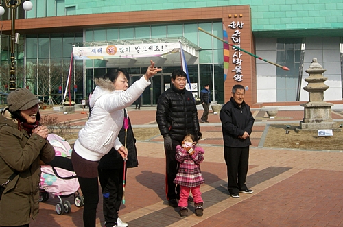  3대가 함께 투호놀이 하는 모습 (2012 설날, 군산 근대역사박물관에서)     ©조종안 